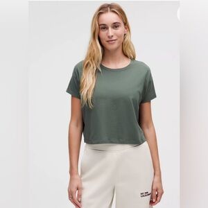 Lululemon Cates T Shirt in Dark Forest Size 20” pit to pit